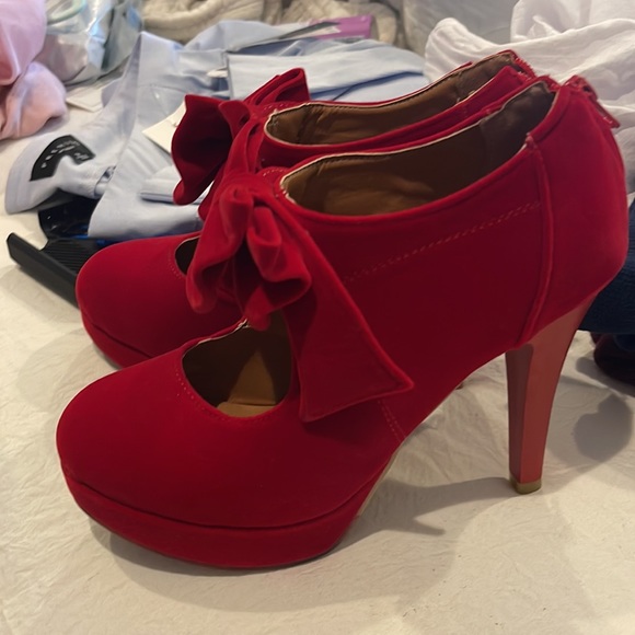 Absolute GORGEOUS red “velvet suede” type heeled bootie size 6.5 - Picture 2 of 5